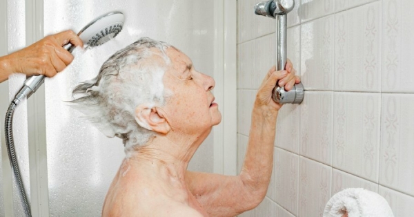 Пожилой человек отказывается мыться: что делать?
